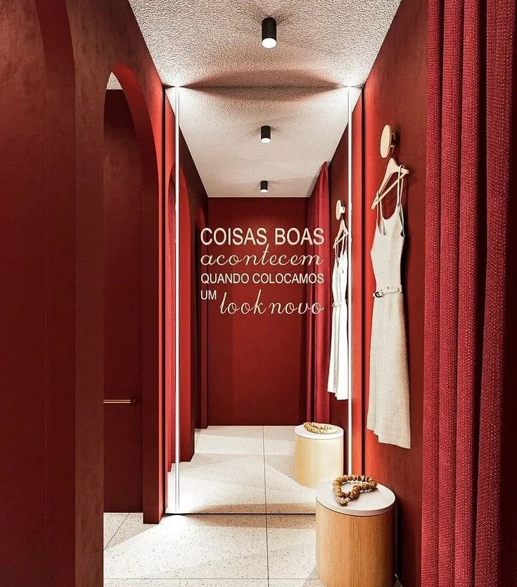 Corredor de provadores de loja de roupas com espelho e iluminação